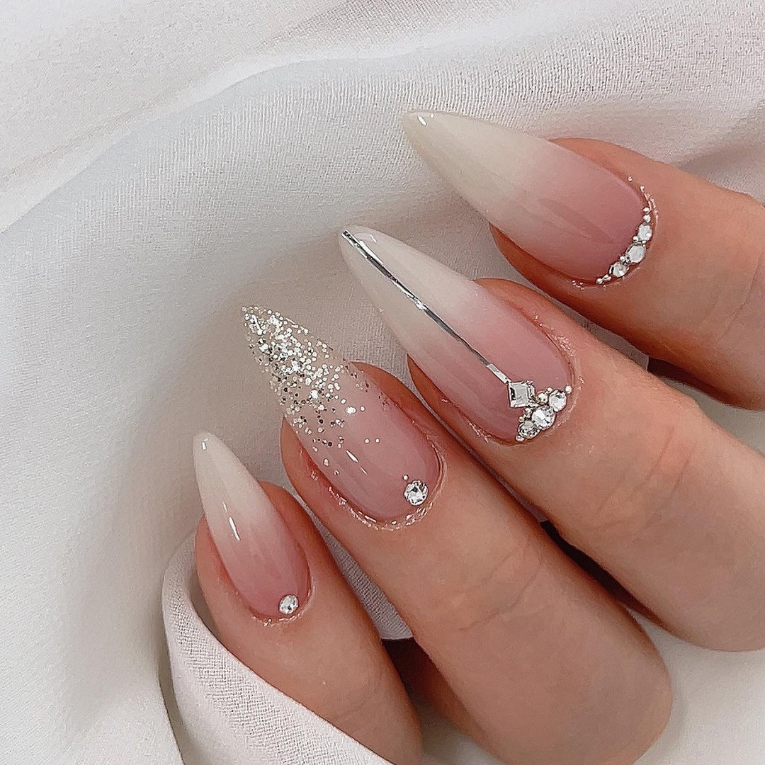 Glamouröse Stiletto-Nägel mit Glitzer- und Strass-Akzenten Karnz