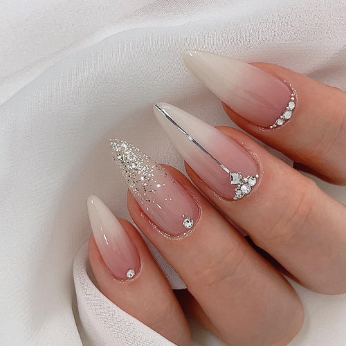 Glamouröse Stiletto-Nägel mit Glitzer- und Strass-Akzenten Karnz