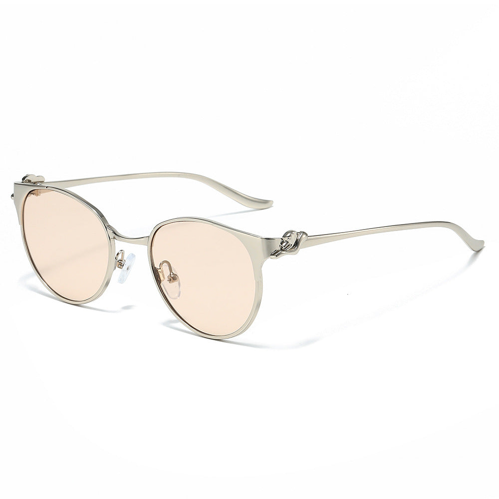 Elegante Cat-Eye-Sonnenbrille mit dekorativen goldenen Akzenten Karnz