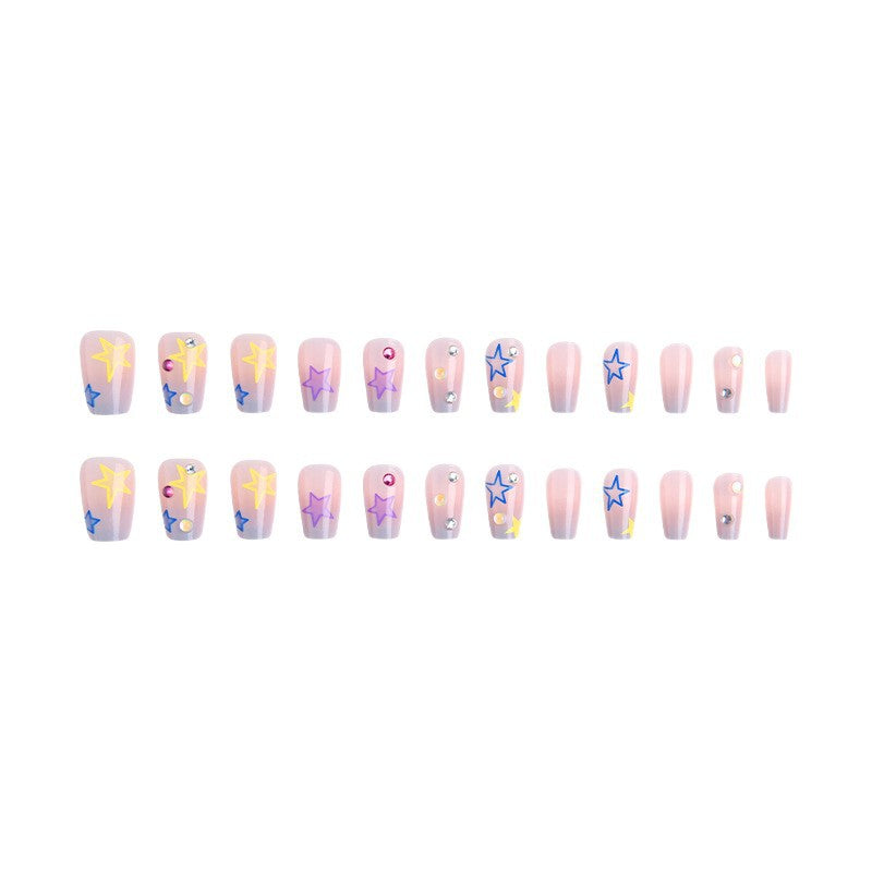 Kunstnagelset mit eleganten blühenden Verzierungen und zartem Ombre-Effekt Karnz