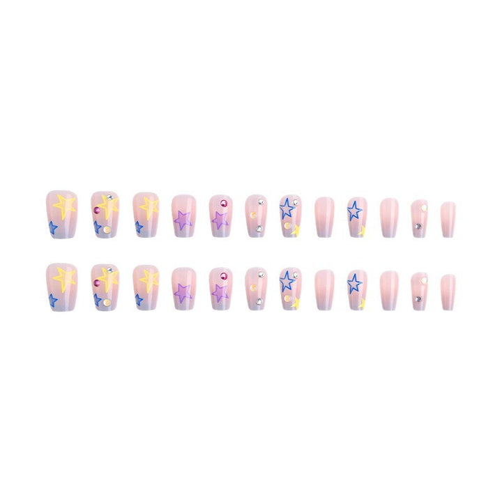 Kunstnagelset mit eleganten blühenden Verzierungen und zartem Ombre-Effekt Karnz