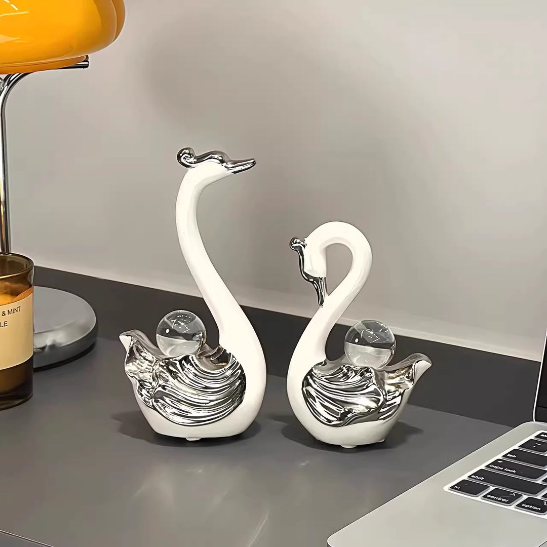 Elegante Keramik-Schwanfiguren