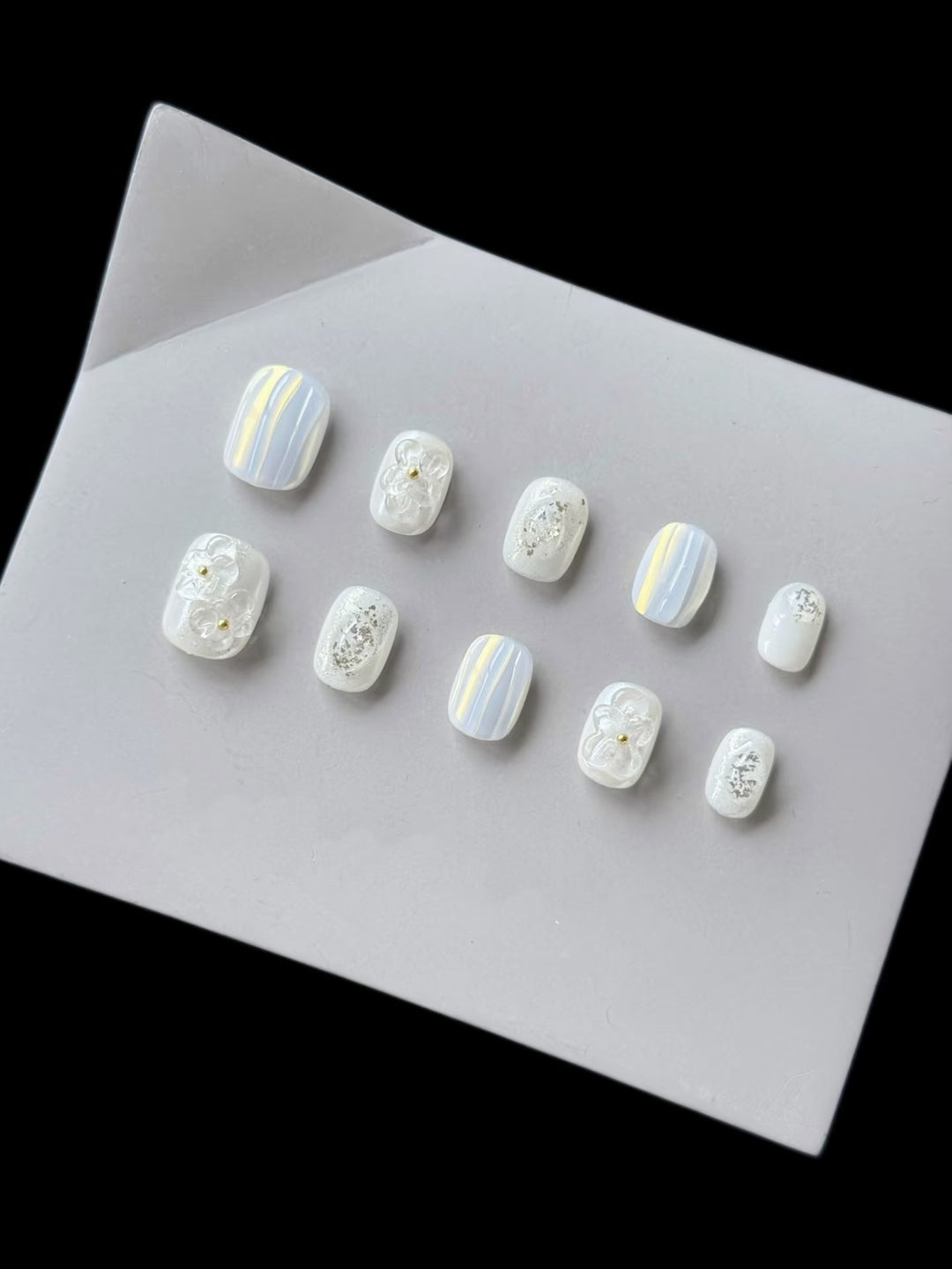 Dekoratives Press-On Nagelset mit elegantem Marmor- und Blumenakzenten