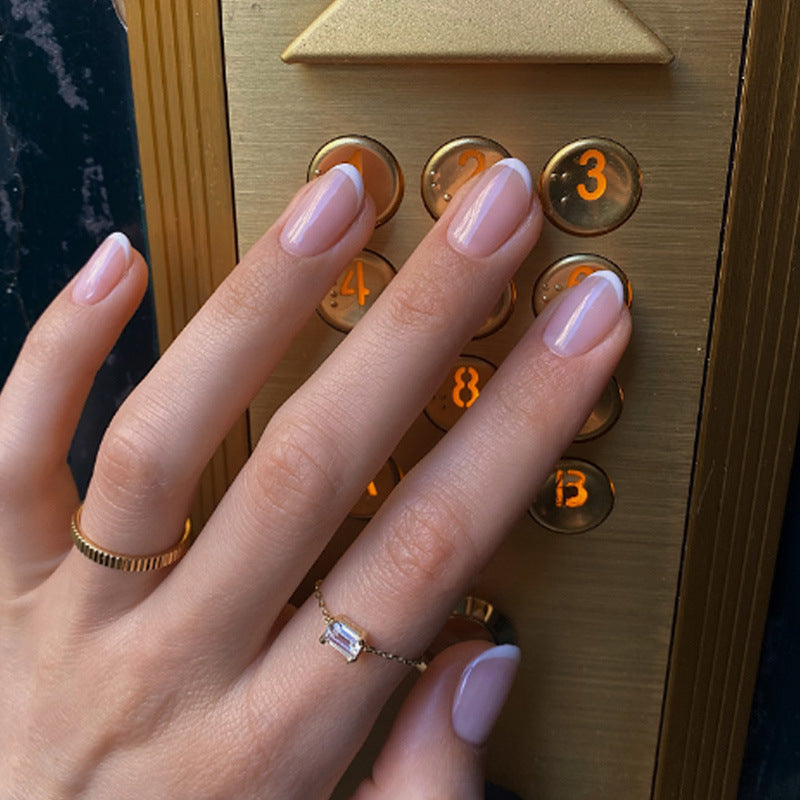 Kunstnagelset mit elegantem French-Design Karnz
