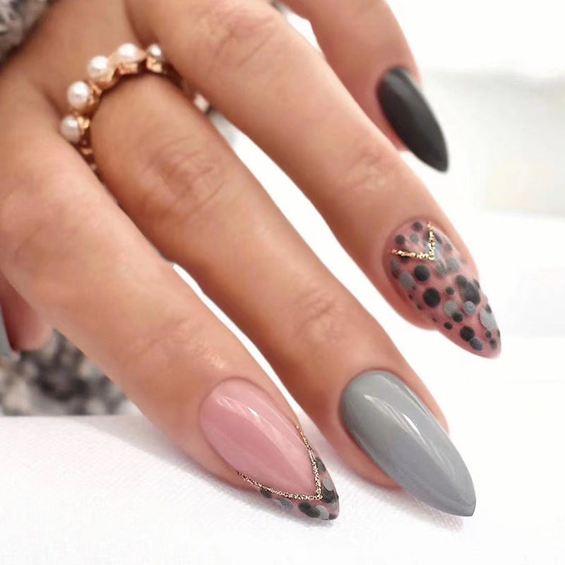 Kunstvolle Stiletto-Nägel mit elegantem Akzent-Design Karnz