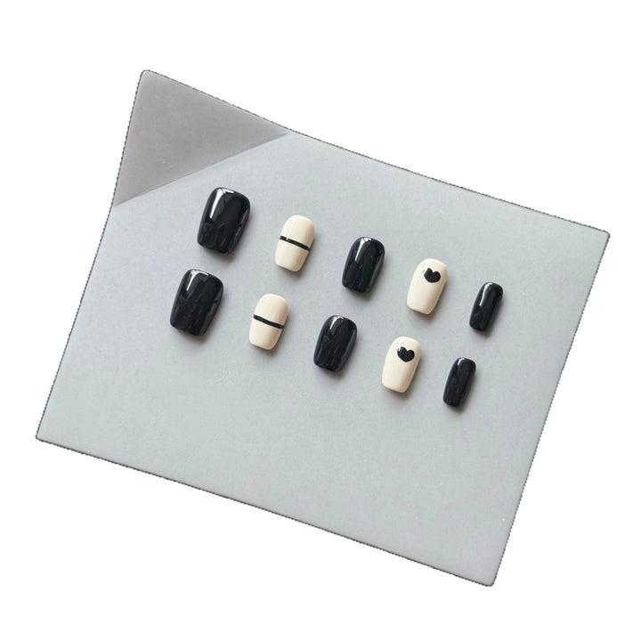 Elegantes Press-On Nagelkunst-Set mit modernem minimalistischen Design