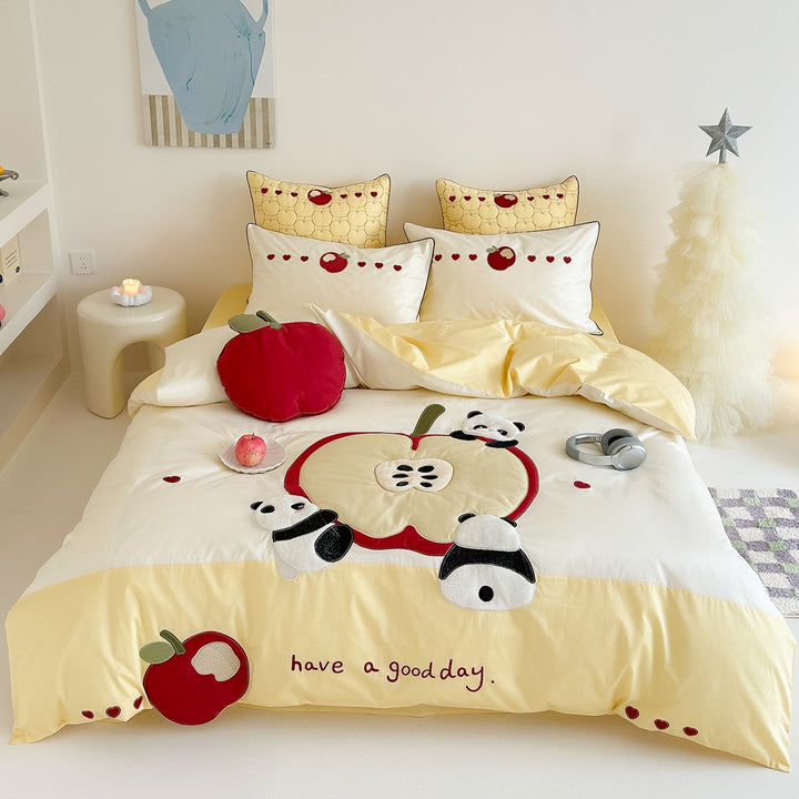 Kinder-Bettwäschegarnitur mit appliziertem Apfel- und Panda-Motiv