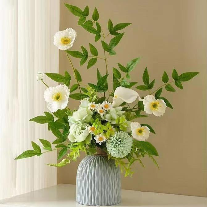 Elegante Blumenarrangement in strukturiertem Vase