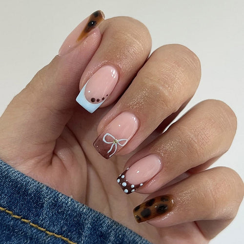Stylisches dekoratives Press-On-Nagelset mit trendigen Mustern Karnz