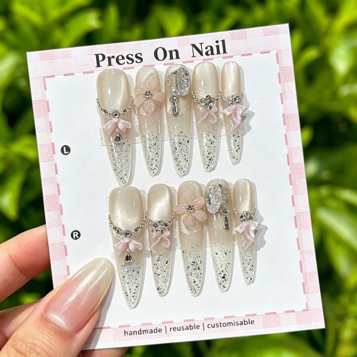 Künstlerisches Press-On Nägel Set mit tropischen und floralen Akzenten