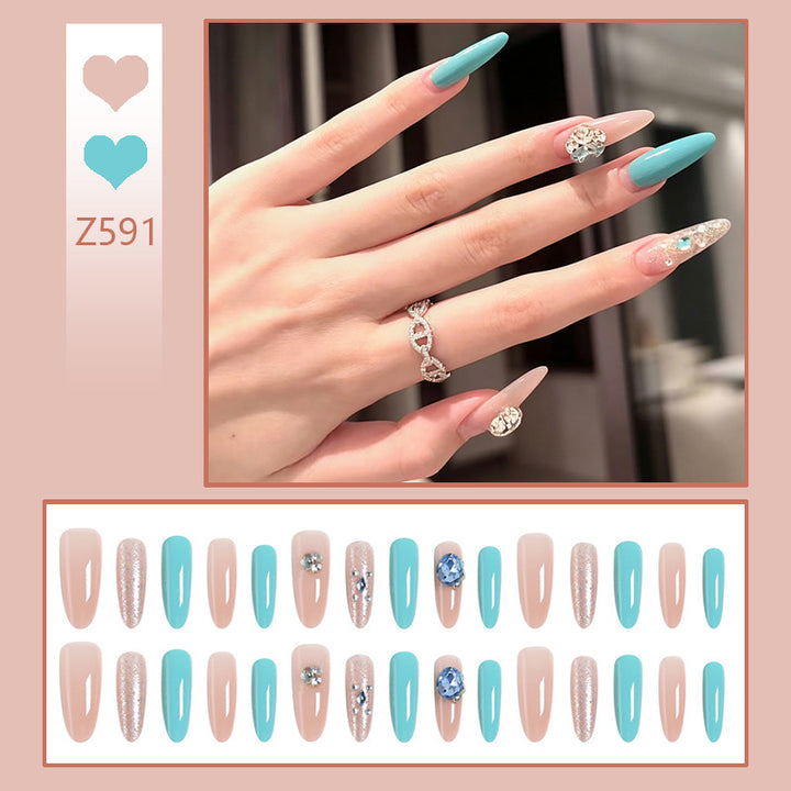 Kunstnagelset mit glamourösen 3D-Applikationen und funkelndem Design Karnz