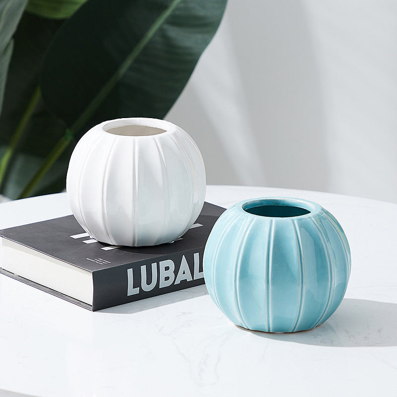Dekorative Keramikvase mit modernem Rillenmotiv Karnz
