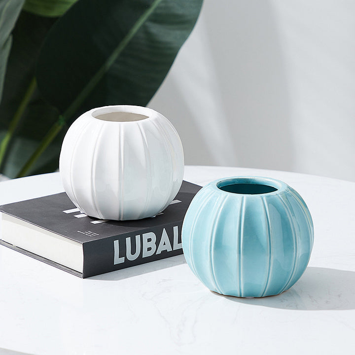 Dekorative Keramikvase mit modernem Rillenmotiv Karnz