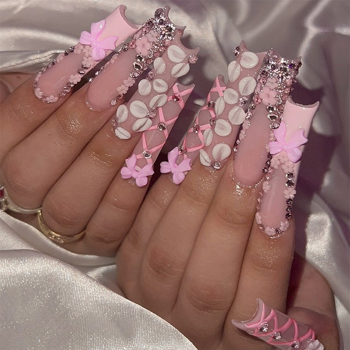 Künstliches Nail Art Set mit verspieltem Blumendesign und glitzernden Akzenten Karnz
