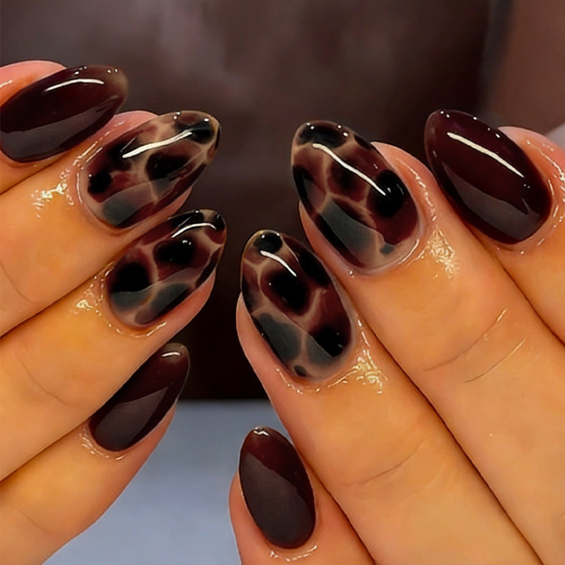 Kunstnagelset mit elegantem, modernem Leopardenmuster Karnz