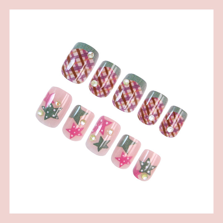 Kunstnagelset mit verspielten geometrischen Designs und Glitzerakzenten Karnz