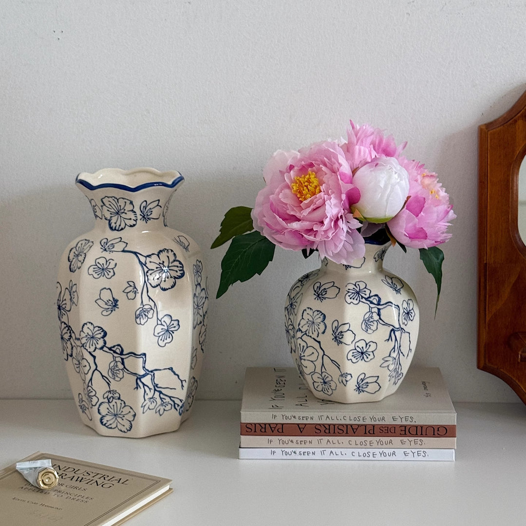 Handgefertigte Keramische Blumenvase mit gewelltem Rand nach dem Handbemalen