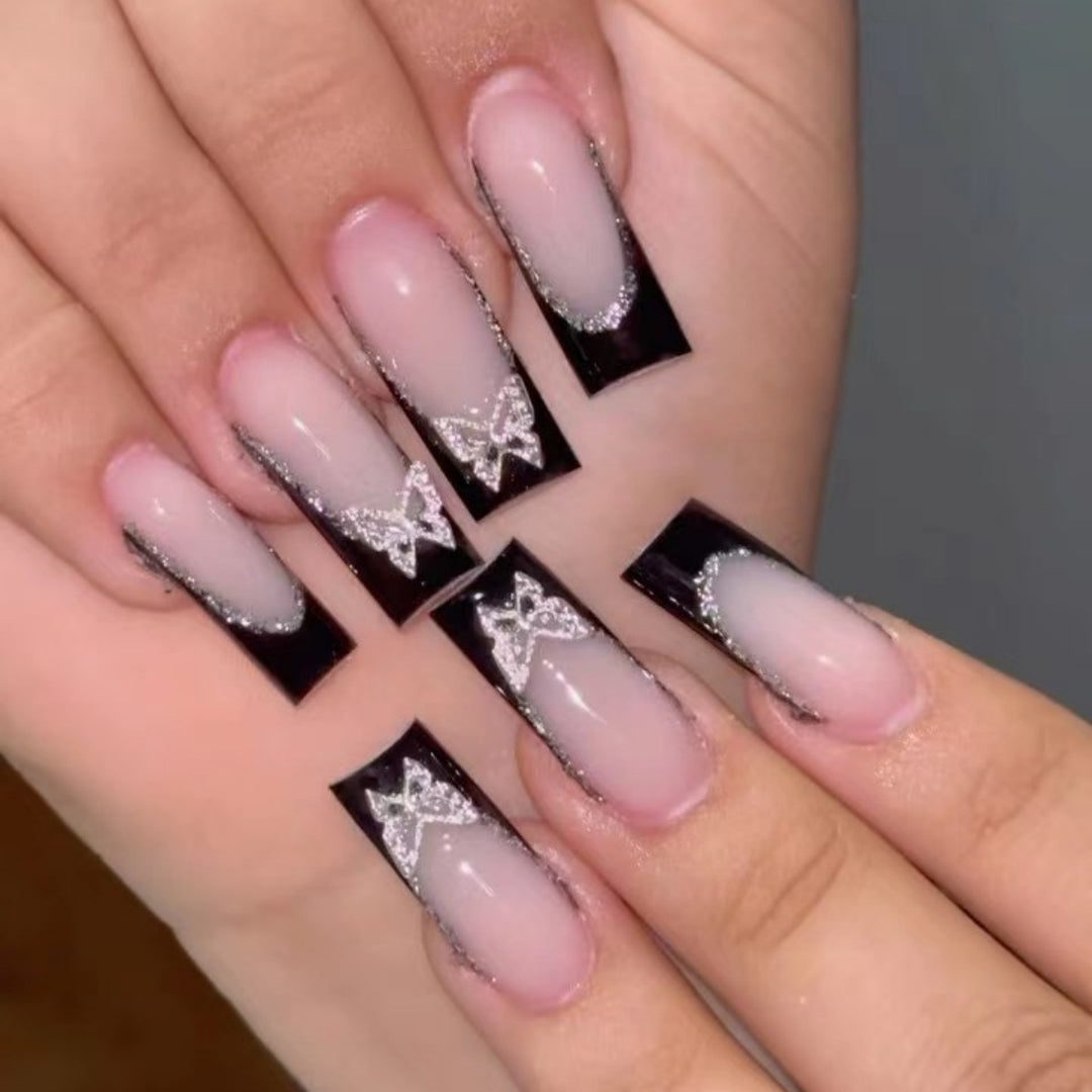 Glamouröse Stiletto-Nagelerweiterungen mit Schmetterlingsakzenten Karnz