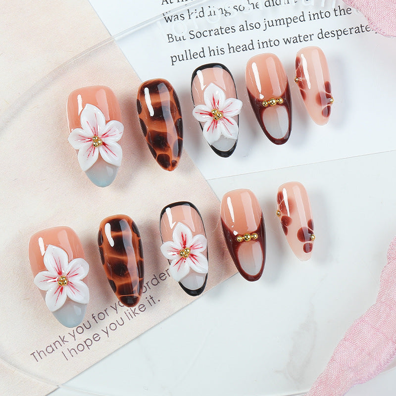Kunstnagelset mit floralen Akzenten und eleganten Verzierungen Karnz