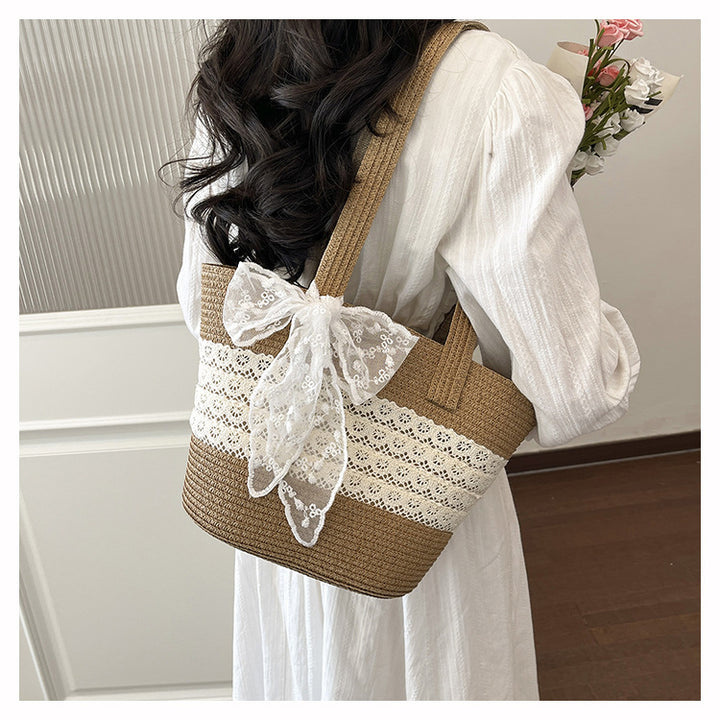 Elegante mit Spitze verziert Strohtasche