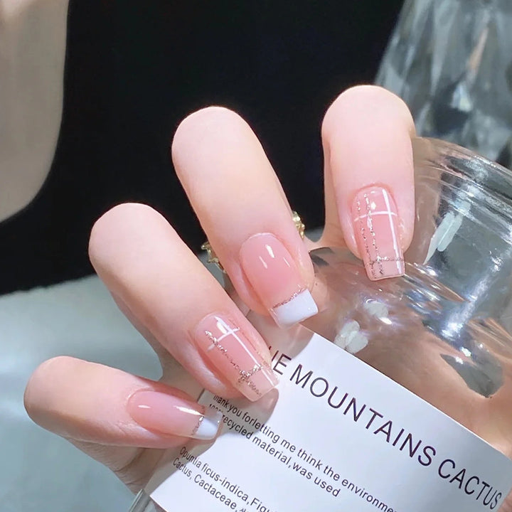 Kunstnagelset mit elegantem French-Tip und modischen Verzierungen Karnz