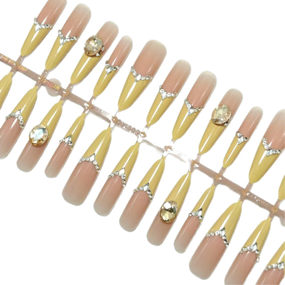 Kunstnägel mit eleganten 3D-Applikationen und Glitzer Karnz