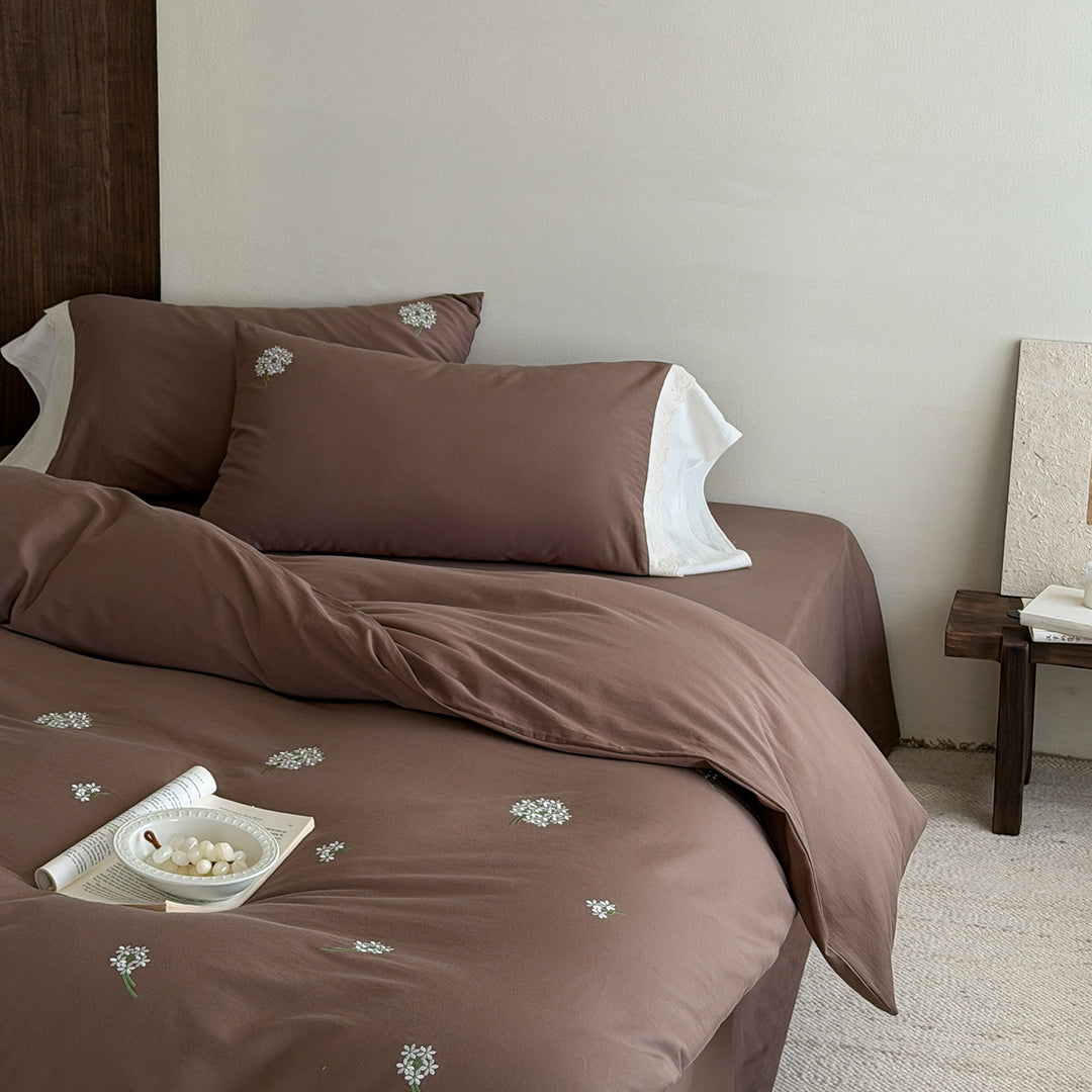 Romantisches Baumwollsatin-Bettwäsche-Set mit Häkelblüten-Applikation und Rüschensaum