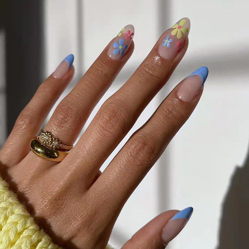 Künstliche Nailart mit floralem Design und Farbverlauf Karnz