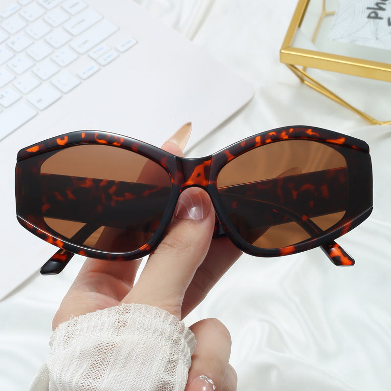 Damen modische Sonnenbrille mit markantem, futuristischem Design Karnz