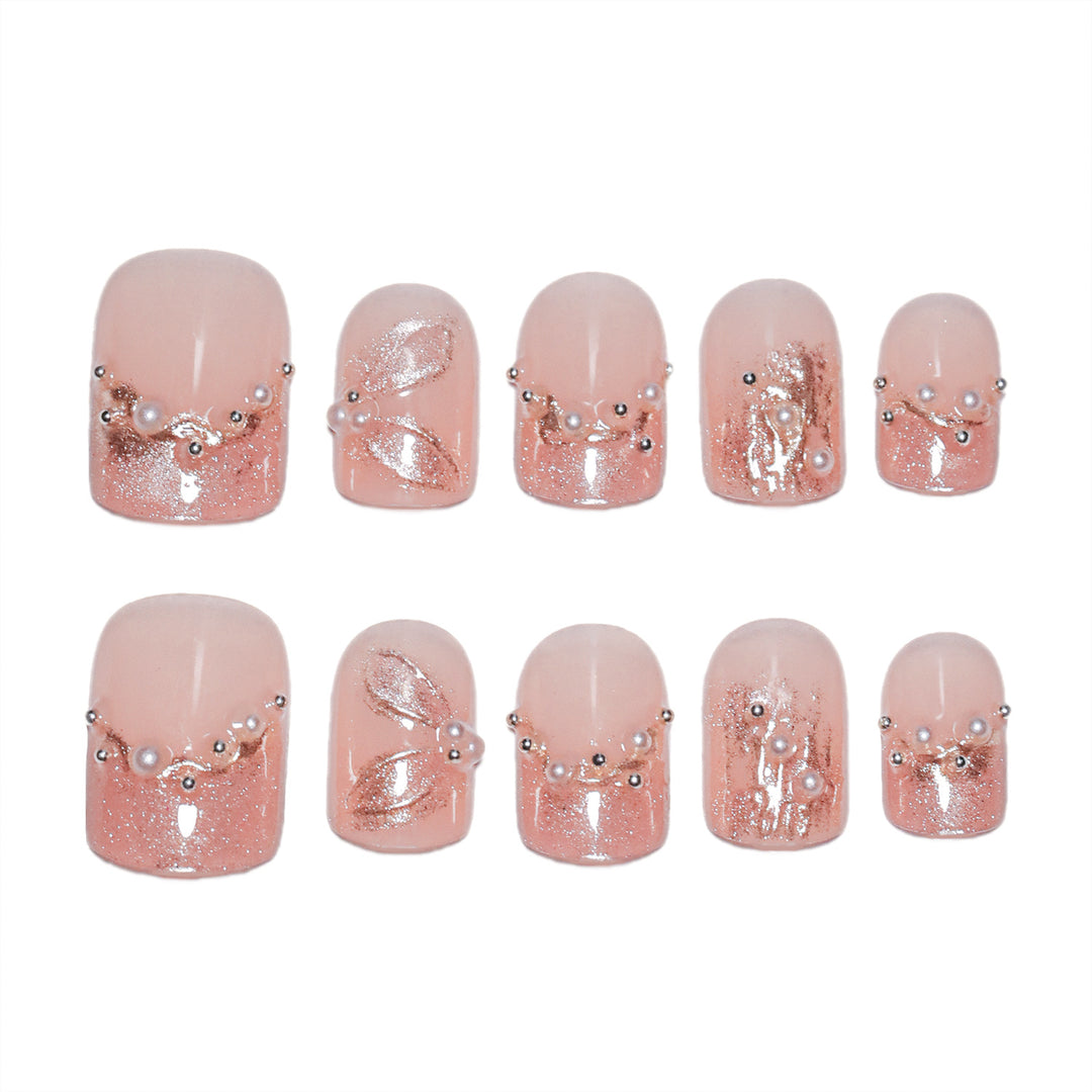 Handgemachte Kunstnägel mit zarten Verzierungen Karnz