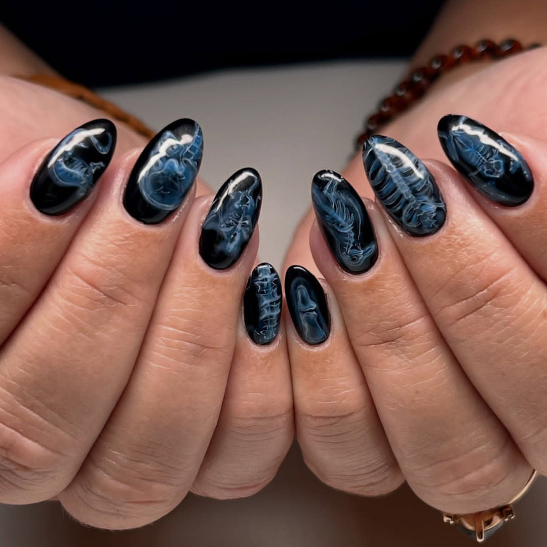 Künstliche Fingernägel mit Modernem Gothic Design Karnz
