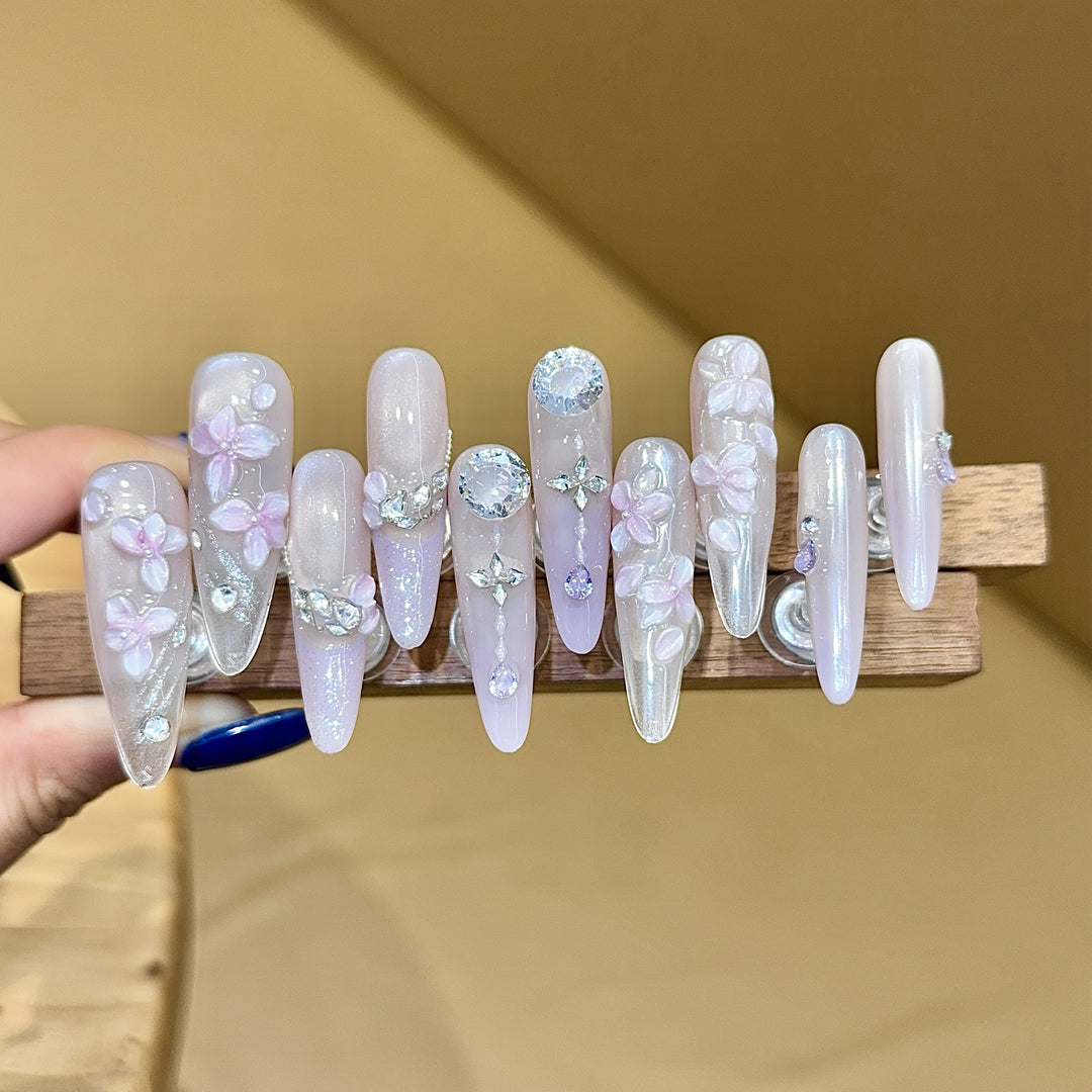 Kunstnägel mit Filigranem Blumendesign und Glitzerakzenten Karnz