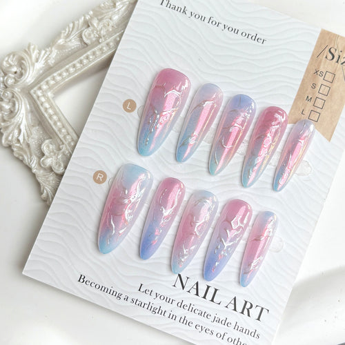 Künstlerisches Press-On-Nagelset mit irisierenden Details