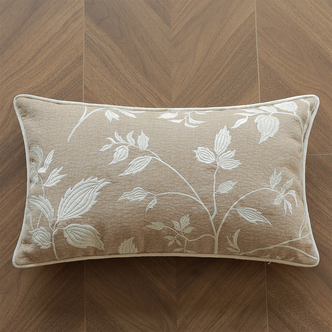 Elegantes und stilvolles Dekorationskissen mit floraler Stickerei