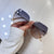 Damen Sonnenbrille mit elegantem, breitem Rahmen und luxuriösen Akzenten Karnz
