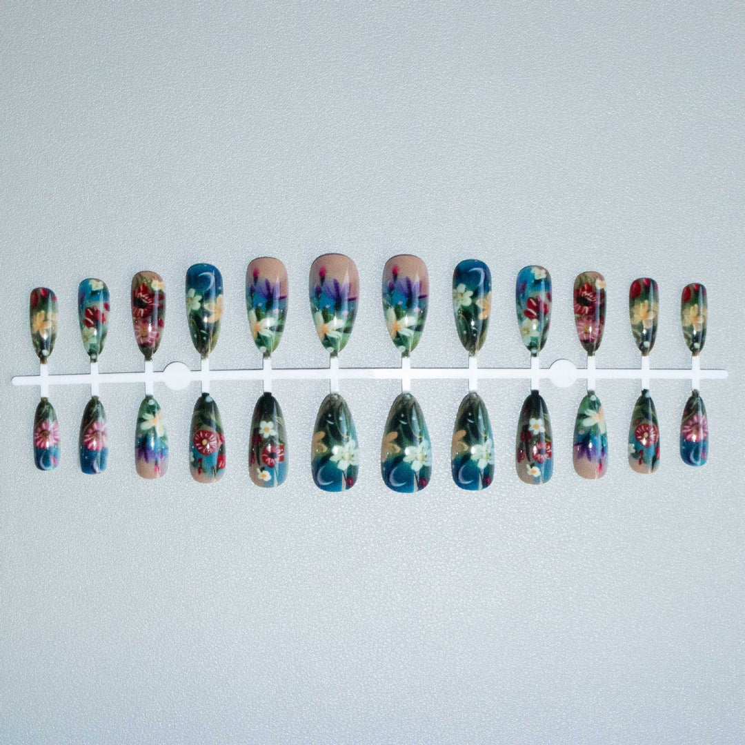 Künstlerisches Floral-Nageldesign-Set