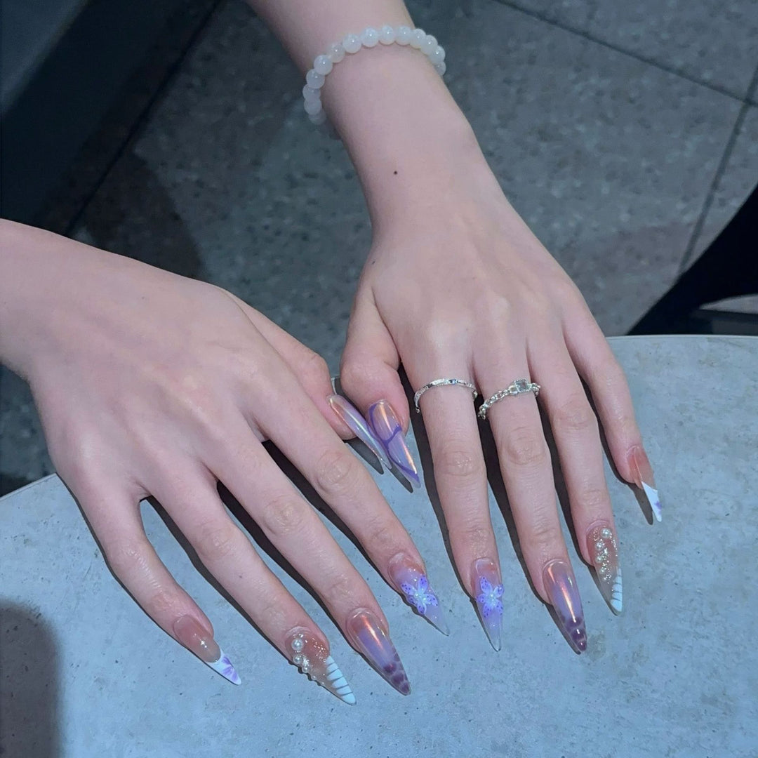 Künstlerisches Stiletto Press-On Nageldesign-Set mit floralen Elementen Karnz