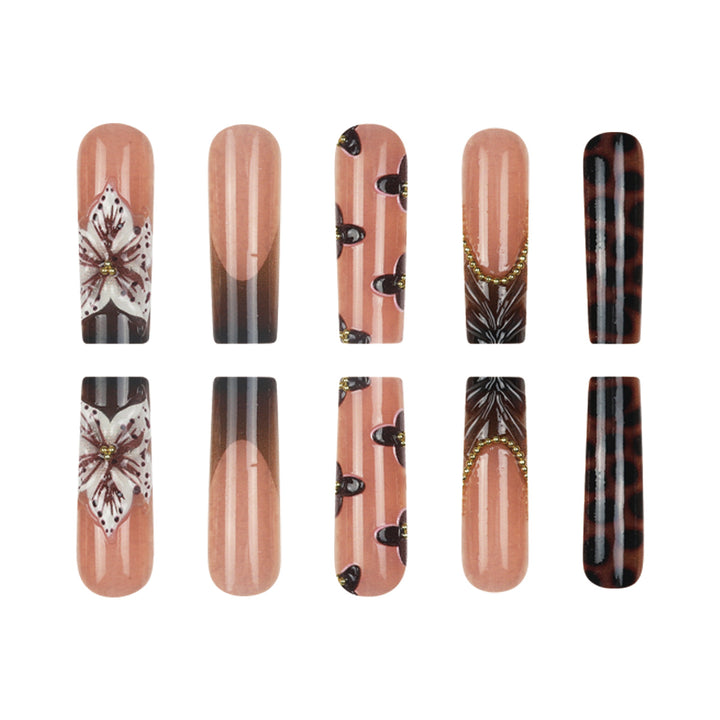Künstlerische Nagelkunst Karnz