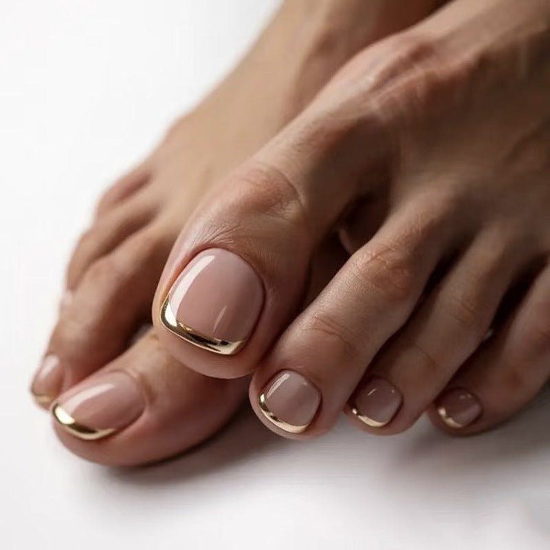 Kunstvolle Fußnagelverzierung mit elegantem Goldakzent Karnz