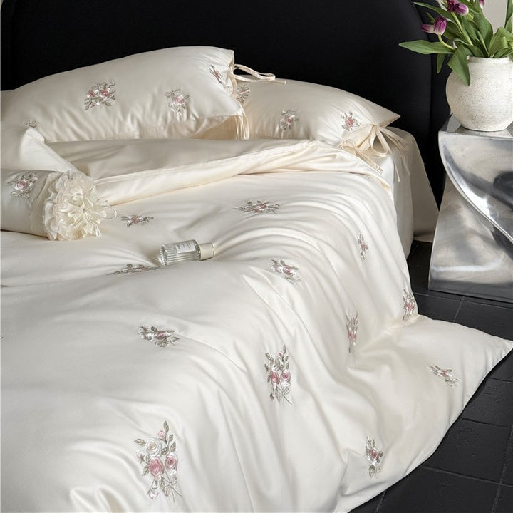 Satin-Bettwäsche-Garnitur mit floraler Relief-Stickerei und samtigem Glanz Karnz