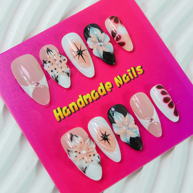 Nagelkunstset mit handgefertigten blumigen Designs Karnz