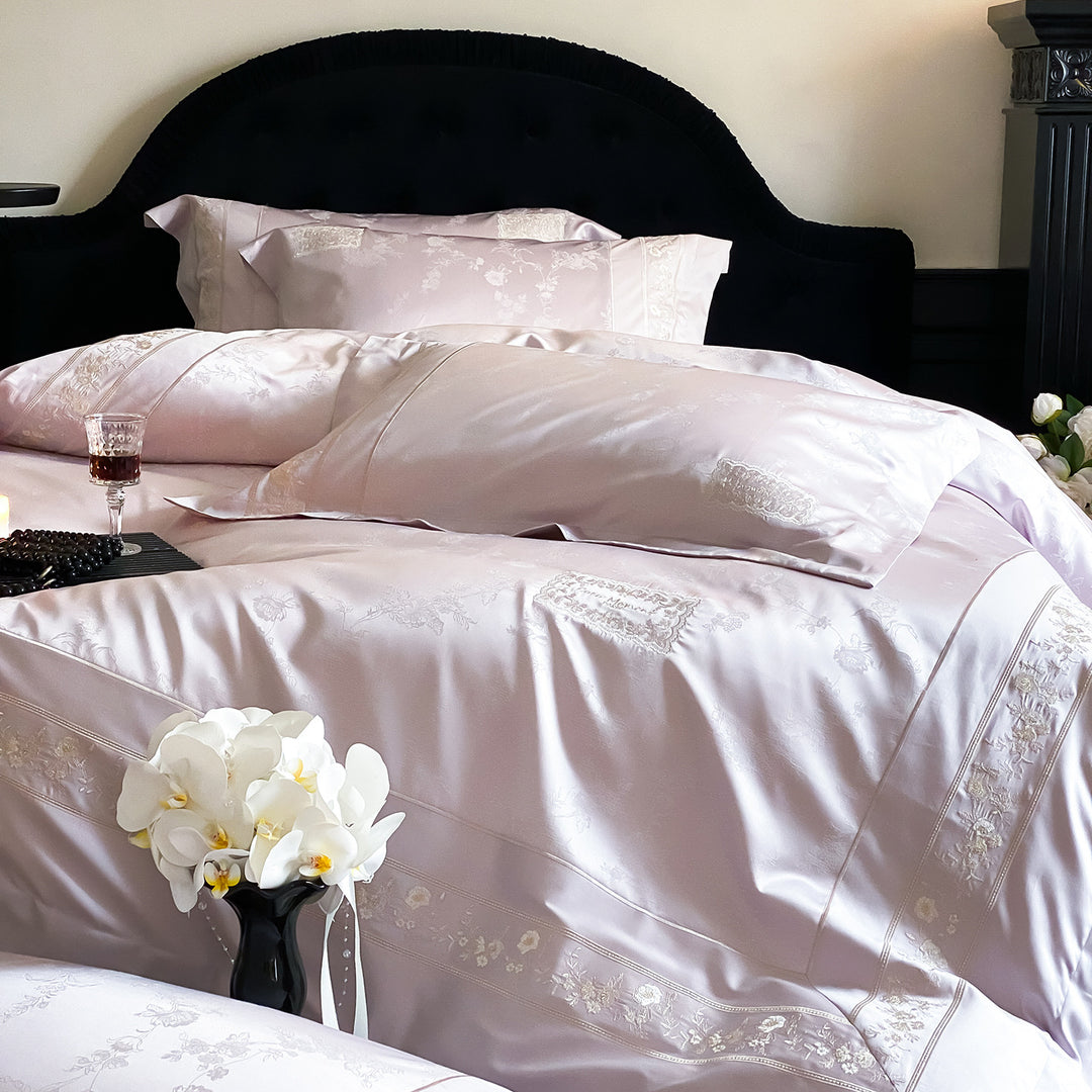 Feinsatin-Bettgarnitur mit tonalem Blumenjacquard und feiner Stickbordüre