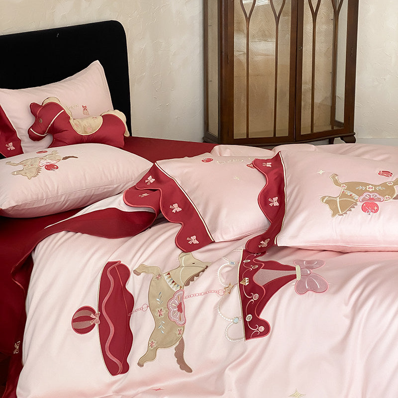 Romantische Karussell Bestickte Baumwollsatin Bettbezug & Kissenbezug Ensemble mit Wellenförmigem Satinbesatz und Plüsch Akzentkissen