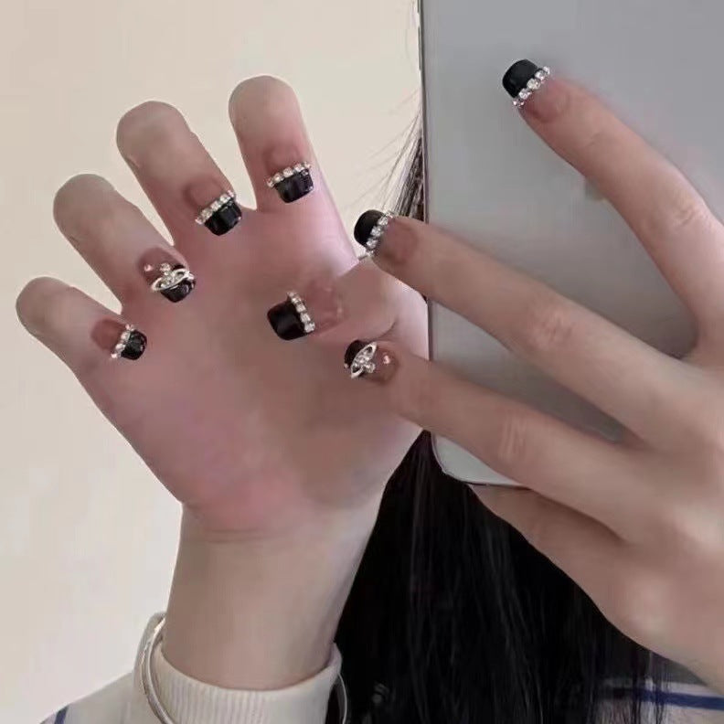 Glamouröse Nagelkunst mit Strass-Verzierungen Karnz
