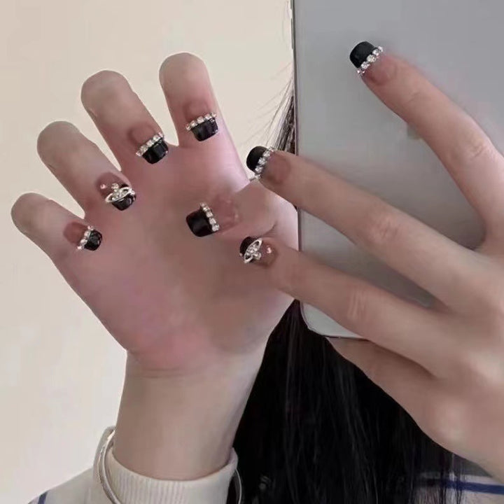 Glamouröse Nagelkunst mit Strass-Verzierungen Karnz