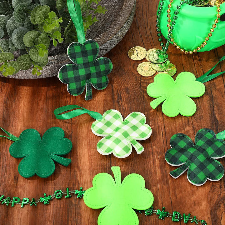 Festliche Shamrock-Ornamente Karnz