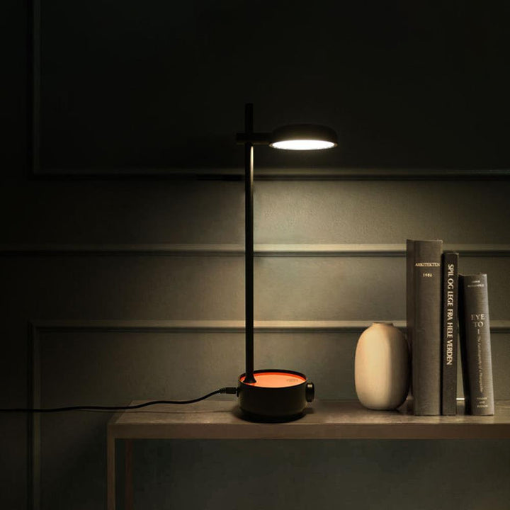 Moderne Schreibtischlampe mit einstellbarer Helligkeit
