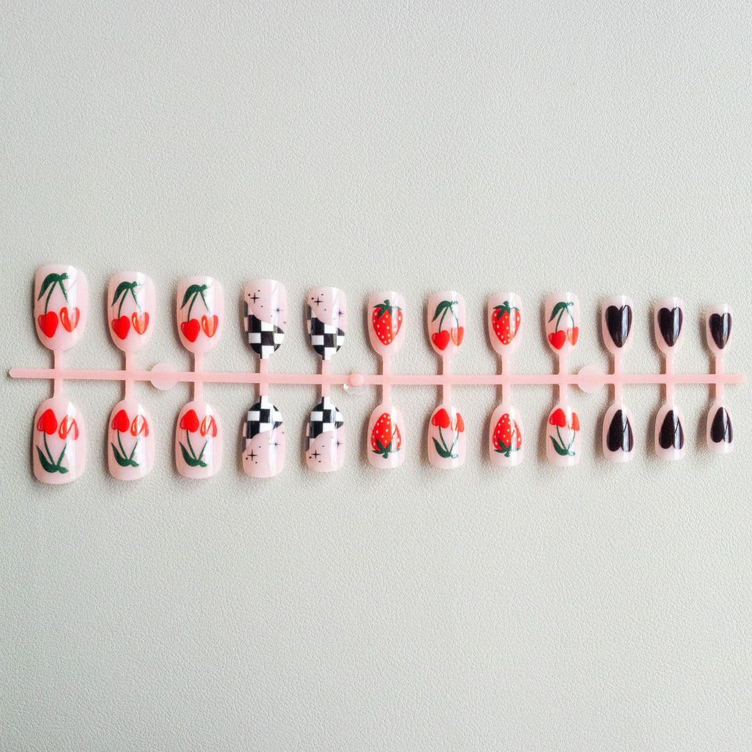 Künstlerische Blumen- und Karomuster-Nagelkunst