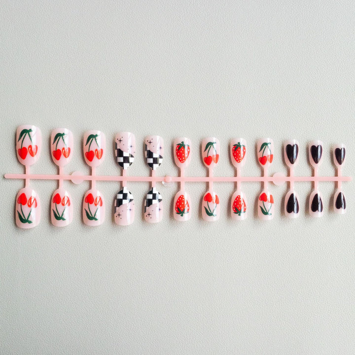 Künstlerische Blumen- und Karomuster-Nagelkunst