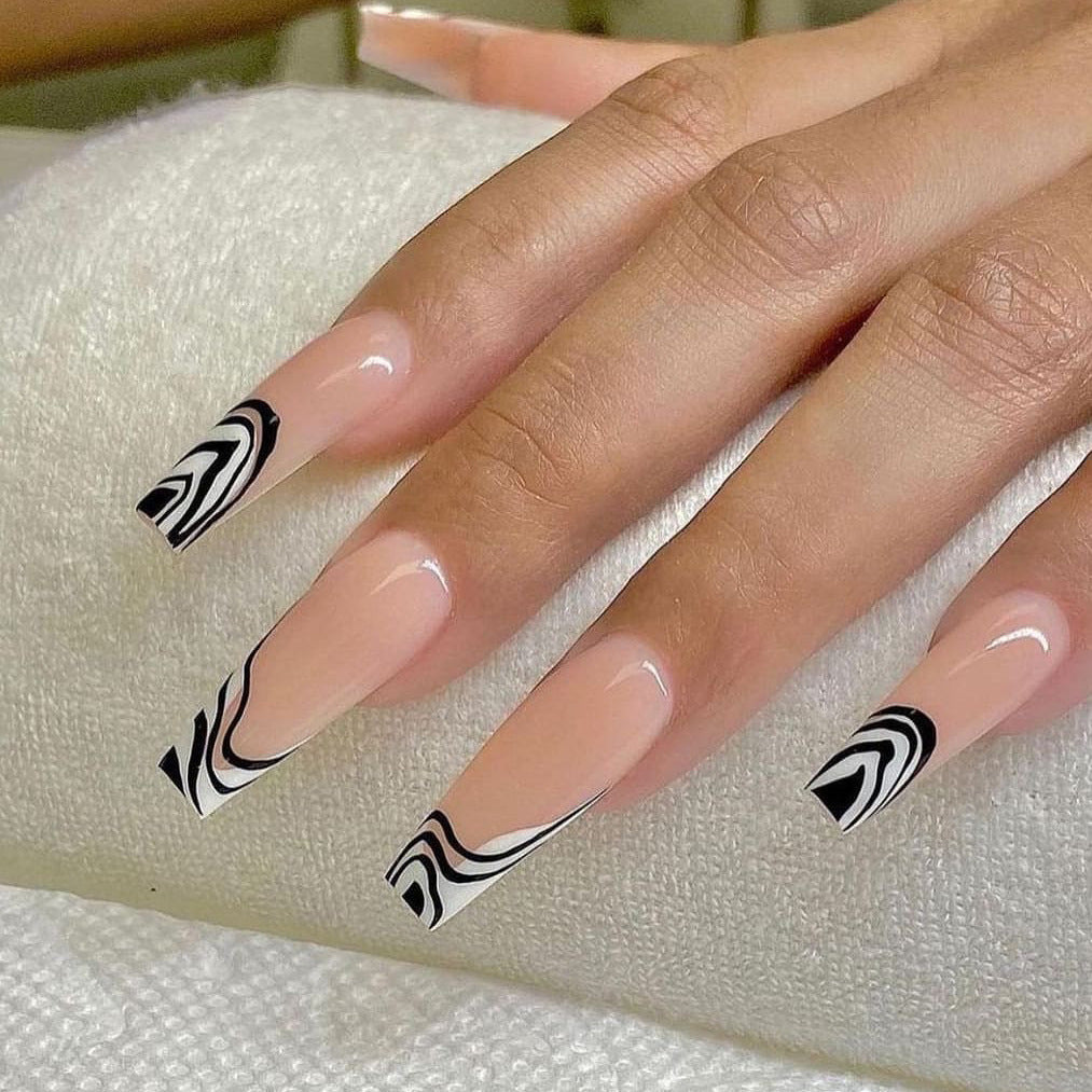 Kunstvolle Nagelverlängerungen mit elegantem Schwarz-Weiß-Muster Karnz